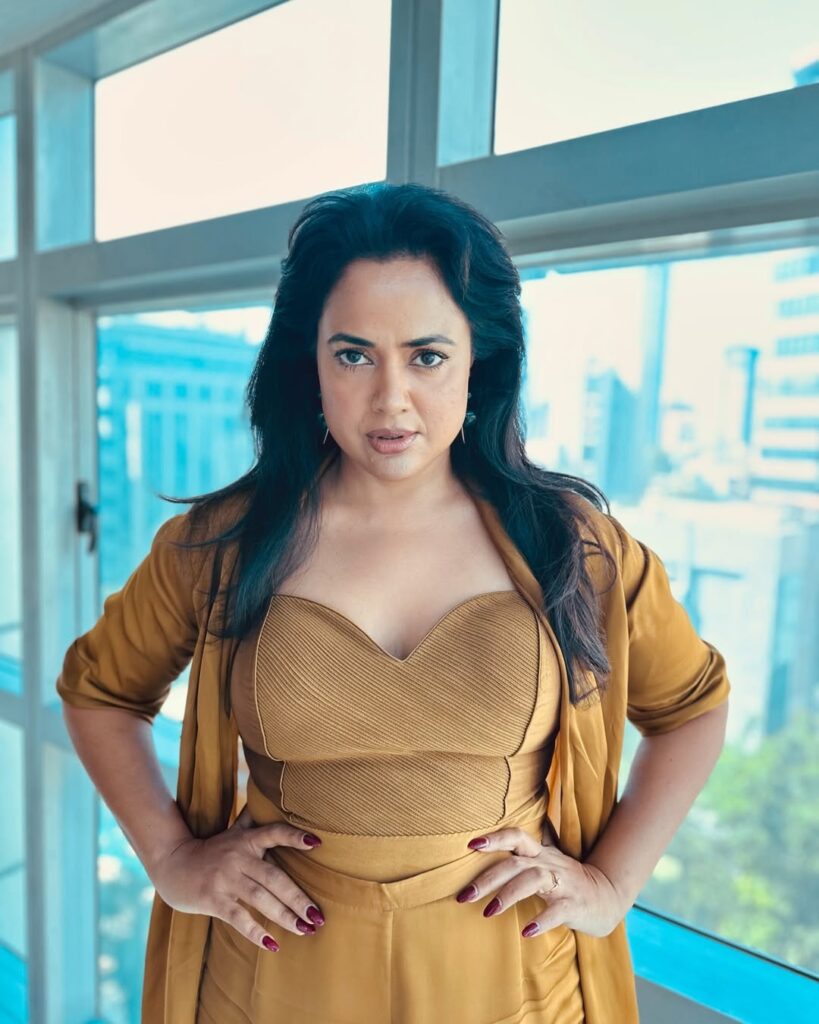 Actress Sameera Reddy Shared Hot pictures on social Media
